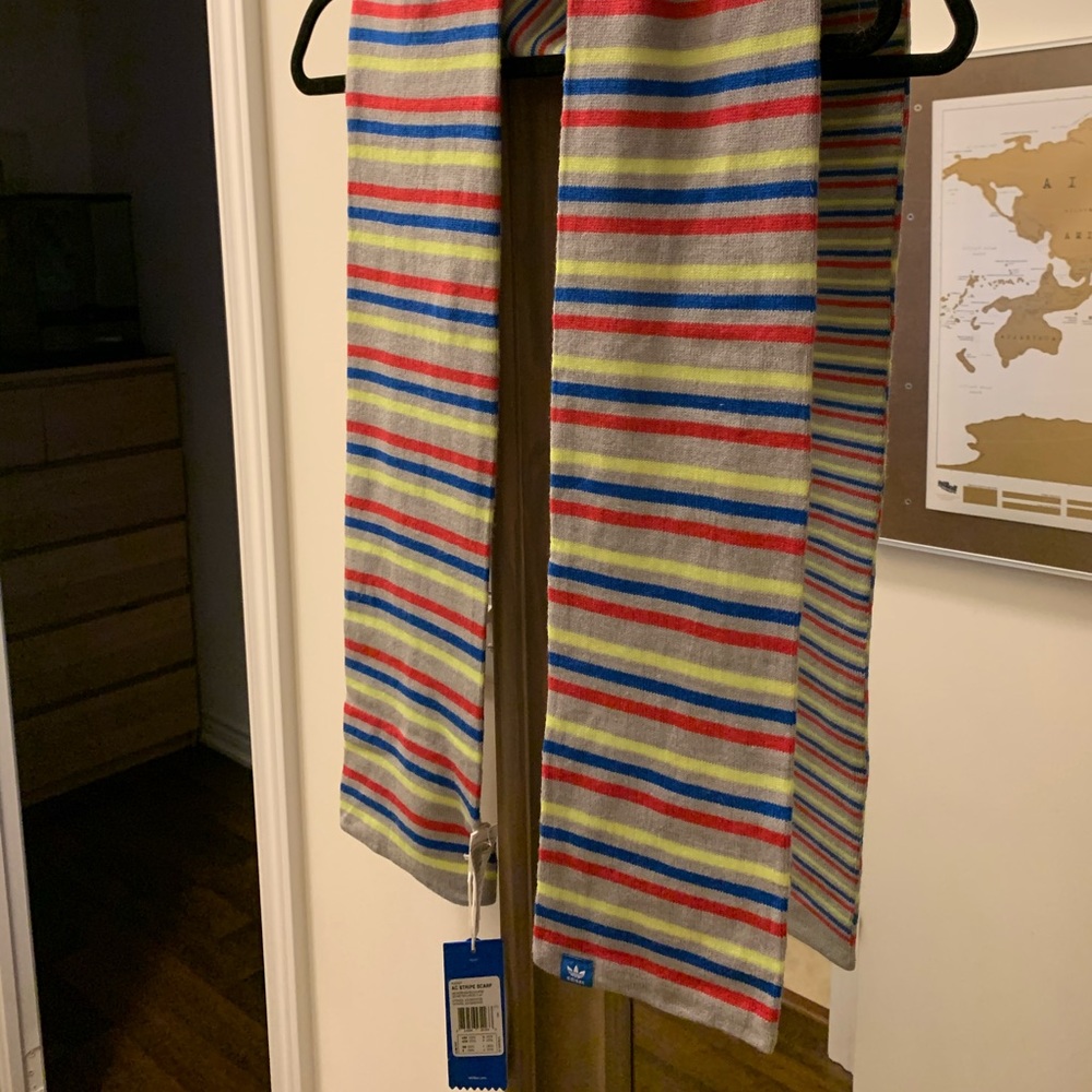 🆕 🎁 Adidas Multi-colour Striped Scarf - Picture 2 of 5